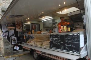 Le Nid du Festival, cour des Cordeliers, espace de restauration avec Mets Délices Traiteur et Panzo Food-truck