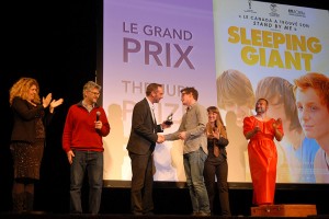 Dimanche 14 février, cérémonie de remise des prix au Théâtre : le grand prix du Jury est remis par Simon Plénet, Président d’Annonay Agglo et Vice-président du Conseil départemental de l'Ardèche, à Andrew Cividino, réalisateur de SLEEPING GIANT (Canada)